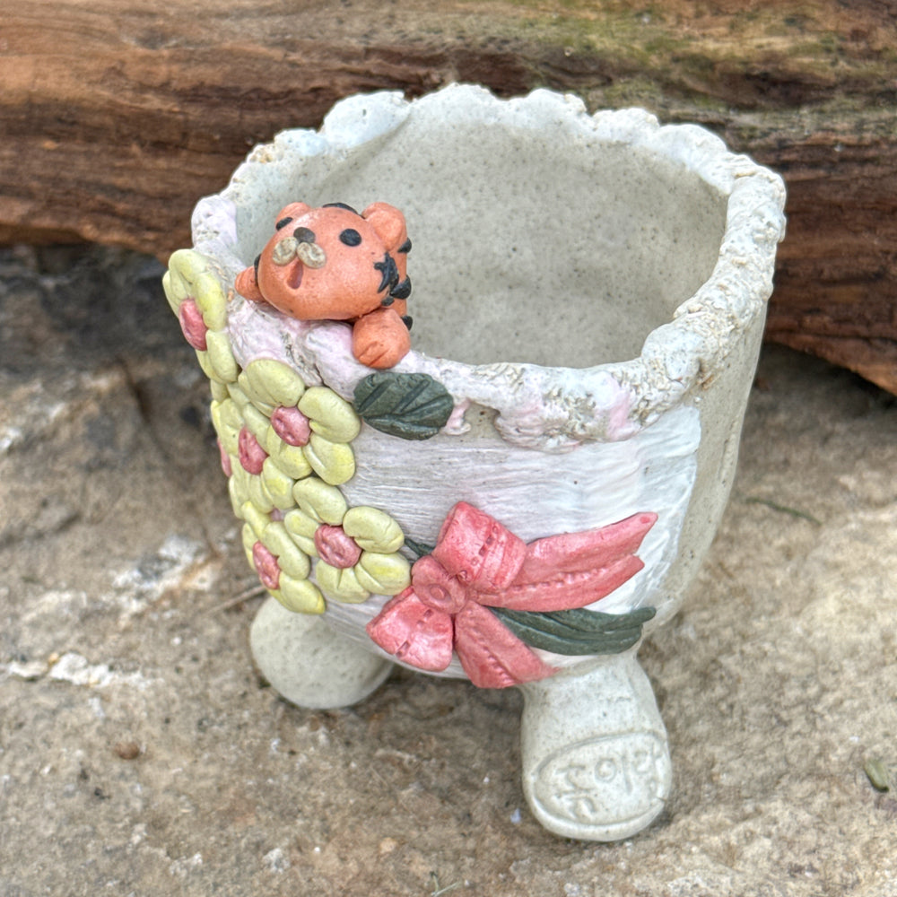 Jurian Handcrafted Pot- Tiger