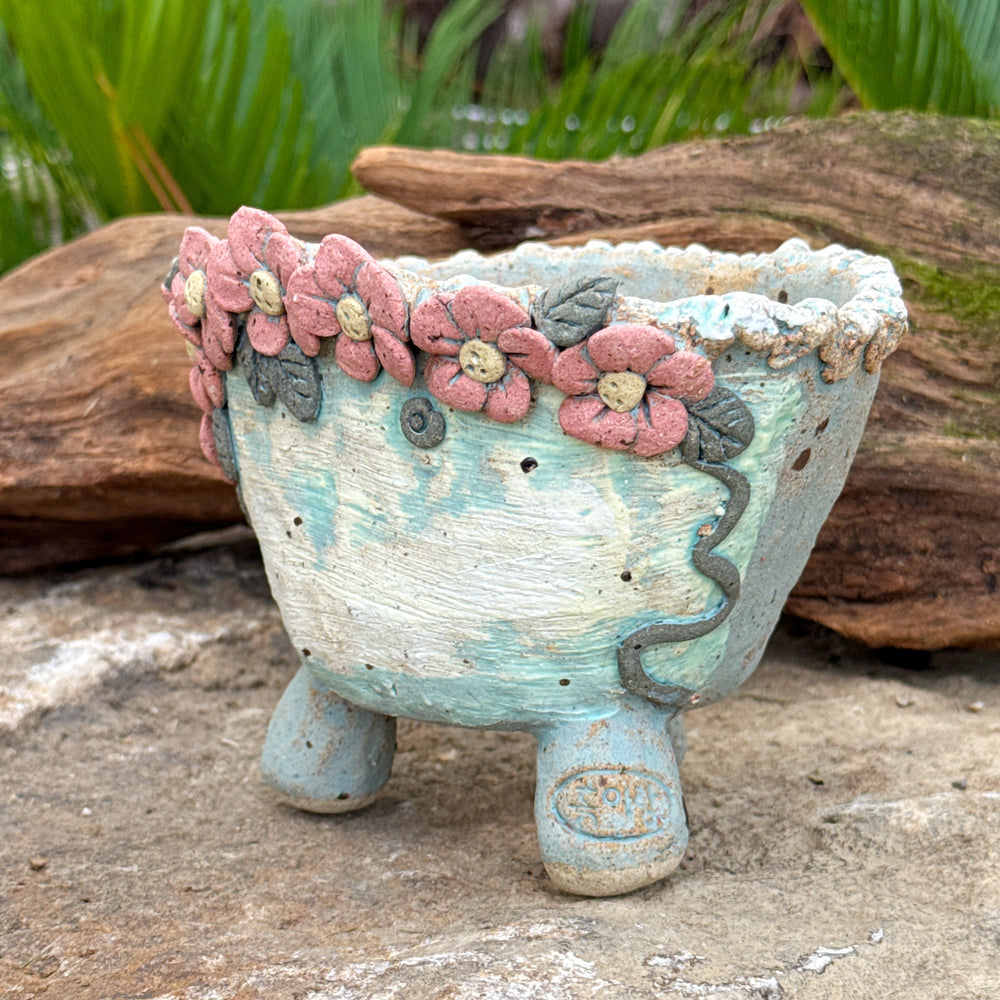 Jurian Handcrafted Pot- Rose Flower Rim