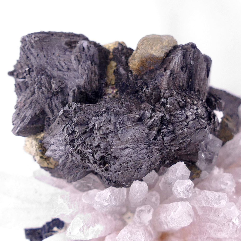 Quartz with Hematite, Sphalerite, Chalcopyrite